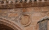 Imagen del escudo deteriorado a causa de las humedades, según el alcalde. 