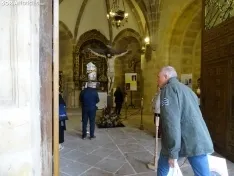 Foto 5 - Afluencia y devoci&oacute;n con el Cristo del Humilladero