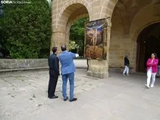 Foto 4 - Afluencia y devoci&oacute;n con el Cristo del Humilladero