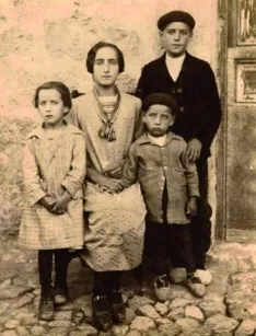 Foto 4 - 1929: 'Retrato de maestro y escolares' en Pinilla del Olmo. Relato de la di&aacute;spora soriana 