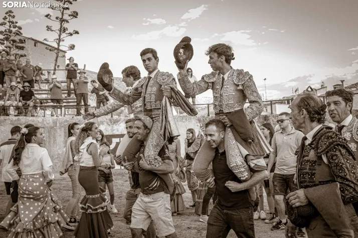 Fotos: el encierro y la novillada protagonizaron el s&aacute;bado de fiestas en Deza