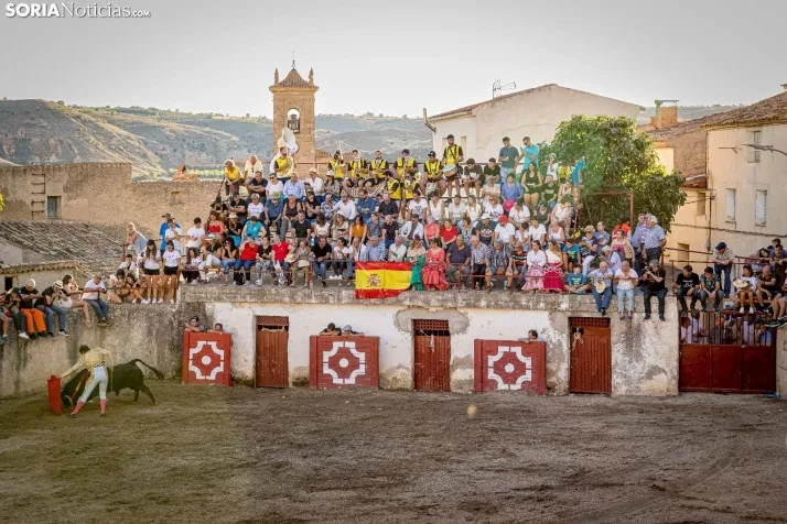 Fotos: el encierro y la novillada protagonizaron el s&aacute;bado de fiestas en Deza