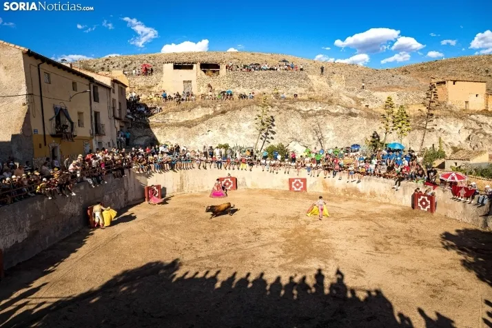 Fotos: el encierro y la novillada protagonizaron el s&aacute;bado de fiestas en Deza