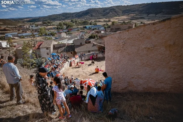 Fotos: el encierro y la novillada protagonizaron el s&aacute;bado de fiestas en Deza