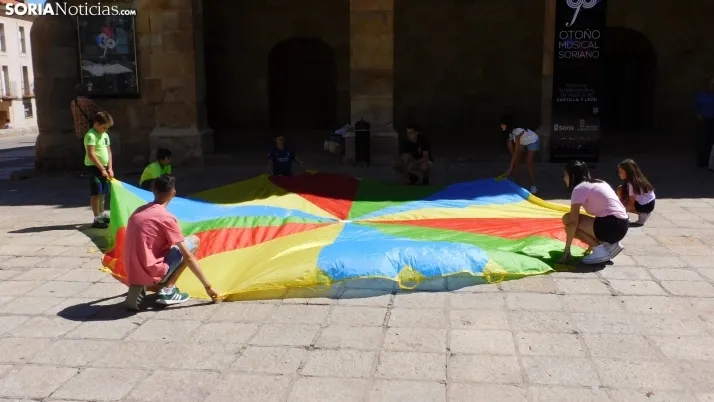 Fotos: los m&aacute;s peque&ntilde;os disfrutan de las fiestas del Casco Viejo con una gymkana 