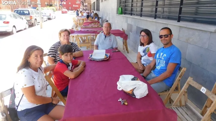 Fotos: alrededor de 300 vecinos de Los Pajaritos celebran sus fiestas con una paella popular