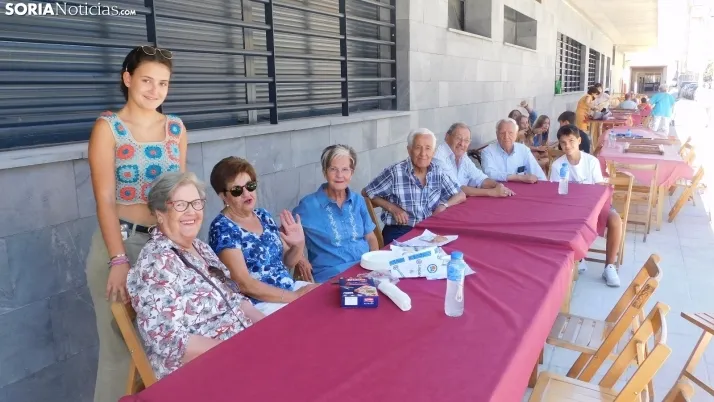 Fotos: alrededor de 300 vecinos de Los Pajaritos celebran sus fiestas con una paella popular
