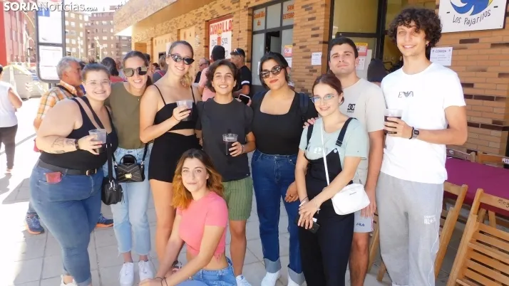 Fotos: alrededor de 300 vecinos de Los Pajaritos celebran sus fiestas con una paella popular