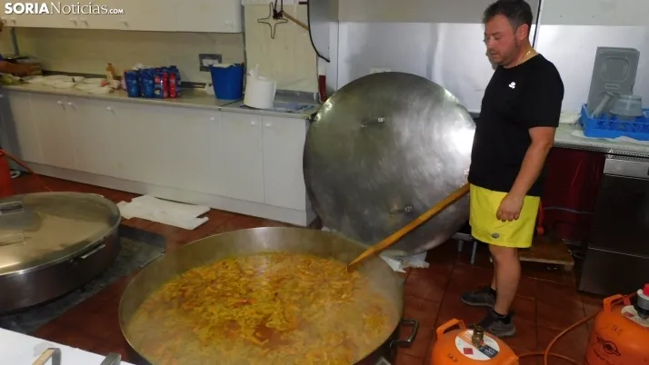 Fotos: alrededor de 300 vecinos de Los Pajaritos celebran sus fiestas con una paella popular