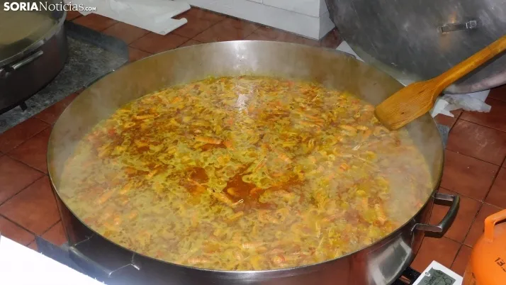 Fotos: alrededor de 300 vecinos de Los Pajaritos celebran sus fiestas con una paella popular