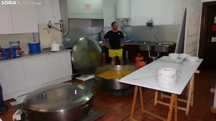 Fotos: alrededor de 300 vecinos de Los Pajaritos celebran sus fiestas con una paella popular