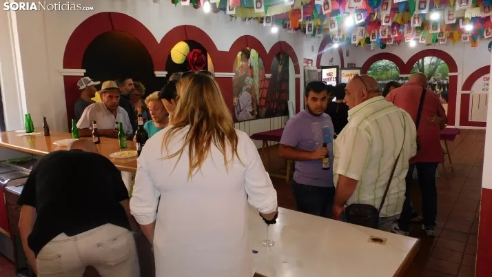 Fotos: alrededor de 300 vecinos de Los Pajaritos celebran sus fiestas con una paella popular