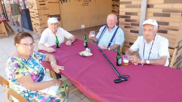 Fotos: alrededor de 300 vecinos de Los Pajaritos celebran sus fiestas con una paella popular