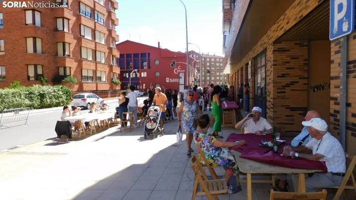 Fotos: alrededor de 300 vecinos de Los Pajaritos celebran sus fiestas con una paella popular
