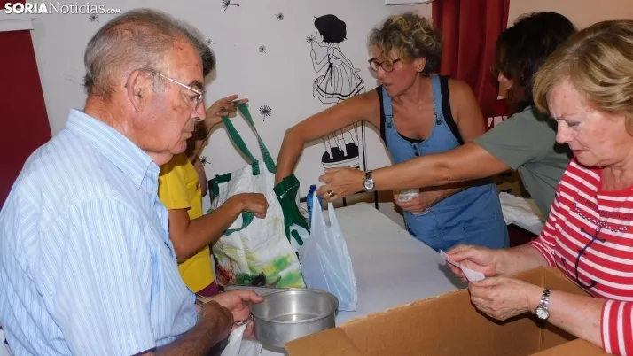 Fotos: alrededor de 300 vecinos de Los Pajaritos celebran sus fiestas con una paella popular