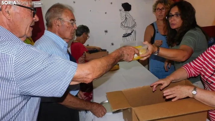 Fotos: alrededor de 300 vecinos de Los Pajaritos celebran sus fiestas con una paella popular