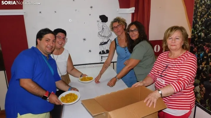 Fotos: alrededor de 300 vecinos de Los Pajaritos celebran sus fiestas con una paella popular