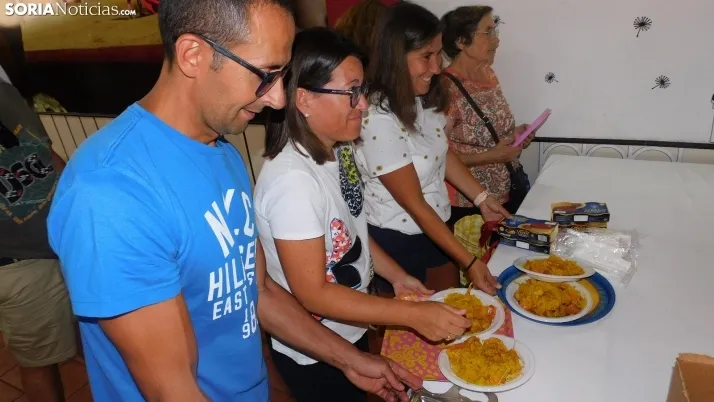 Fotos: alrededor de 300 vecinos de Los Pajaritos celebran sus fiestas con una paella popular