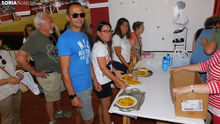Fotos: alrededor de 300 vecinos de Los Pajaritos celebran sus fiestas con una paella popular