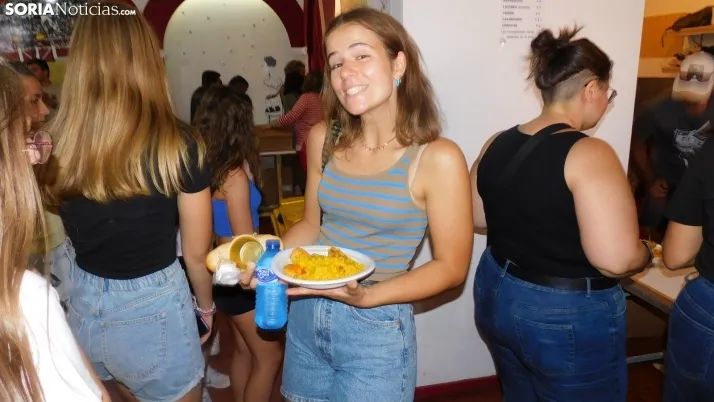 Fotos: alrededor de 300 vecinos de Los Pajaritos celebran sus fiestas con una paella popular