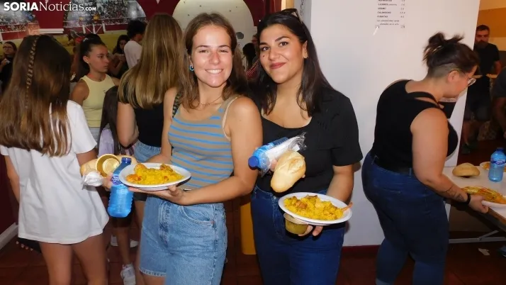 Fotos: alrededor de 300 vecinos de Los Pajaritos celebran sus fiestas con una paella popular
