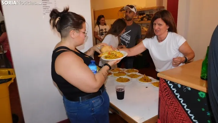 Fotos: alrededor de 300 vecinos de Los Pajaritos celebran sus fiestas con una paella popular