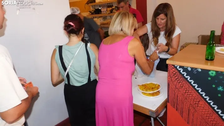 Fotos: alrededor de 300 vecinos de Los Pajaritos celebran sus fiestas con una paella popular