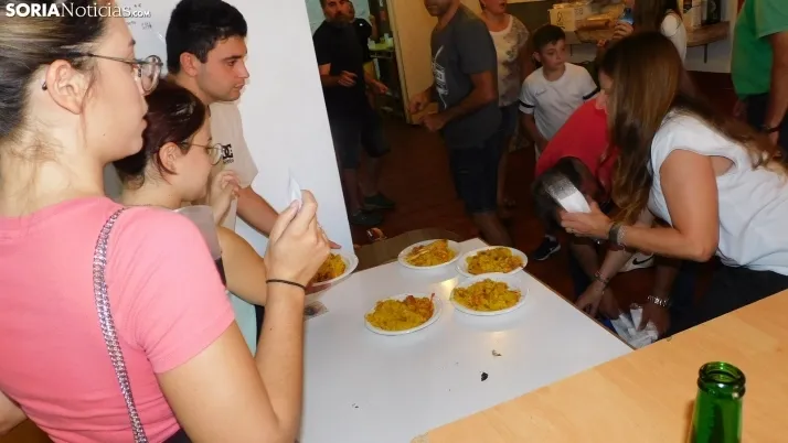 Fotos: alrededor de 300 vecinos de Los Pajaritos celebran sus fiestas con una paella popular
