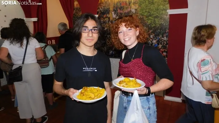 Fotos: alrededor de 300 vecinos de Los Pajaritos celebran sus fiestas con una paella popular