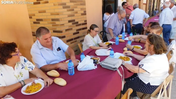 Fotos: alrededor de 300 vecinos de Los Pajaritos celebran sus fiestas con una paella popular