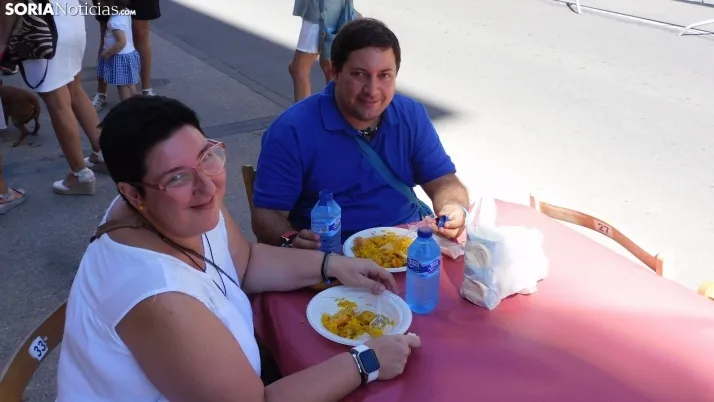 Fotos: alrededor de 300 vecinos de Los Pajaritos celebran sus fiestas con una paella popular