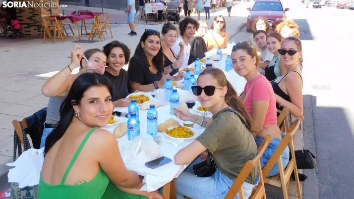 Fotos: alrededor de 300 vecinos de Los Pajaritos celebran sus fiestas con una paella popular