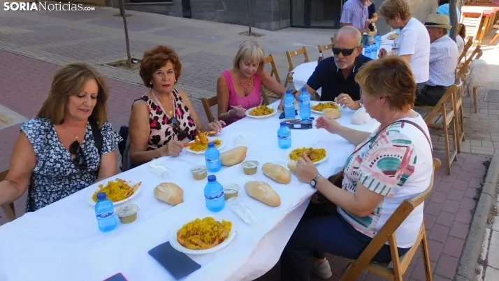 Fotos: alrededor de 300 vecinos de Los Pajaritos celebran sus fiestas con una paella popular
