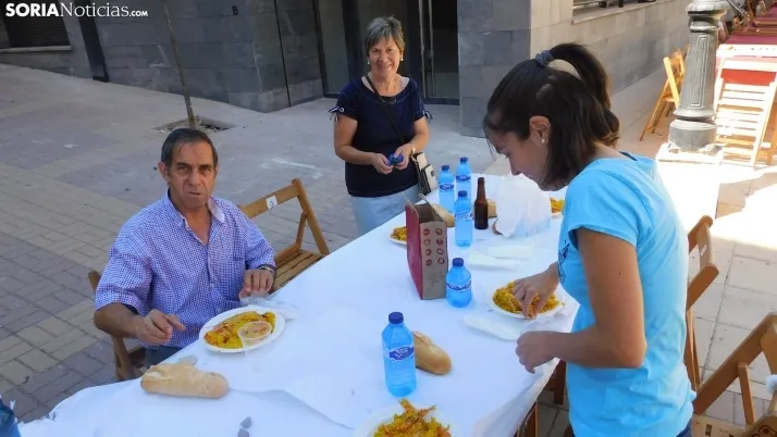 Fotos: alrededor de 300 vecinos de Los Pajaritos celebran sus fiestas con una paella popular
