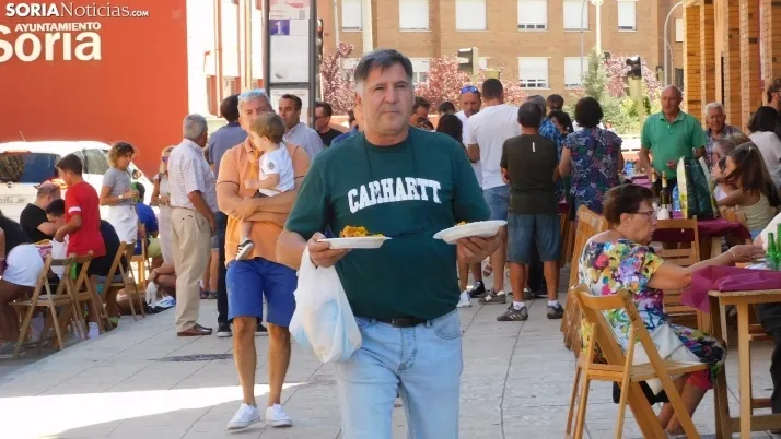 Fotos: alrededor de 300 vecinos de Los Pajaritos celebran sus fiestas con una paella popular