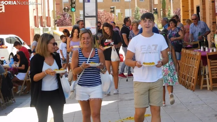 Fotos: alrededor de 300 vecinos de Los Pajaritos celebran sus fiestas con una paella popular