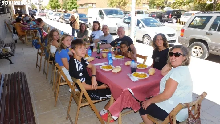Fotos: alrededor de 300 vecinos de Los Pajaritos celebran sus fiestas con una paella popular