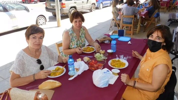 Fotos: alrededor de 300 vecinos de Los Pajaritos celebran sus fiestas con una paella popular