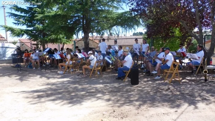 Fotos: la Banda Municipal de Golmayo cierra las fiestas de Fuentetoba con su estilo rompedor