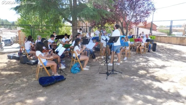 Fotos: la Banda Municipal de Golmayo cierra las fiestas de Fuentetoba con su estilo rompedor