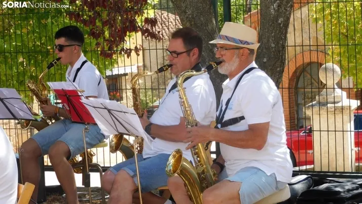 Fotos: la Banda Municipal de Golmayo cierra las fiestas de Fuentetoba con su estilo rompedor