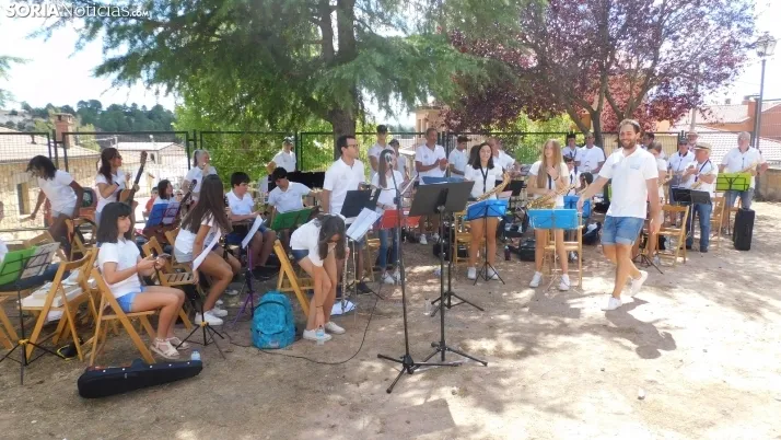 Fotos: la Banda Municipal de Golmayo cierra las fiestas de Fuentetoba con su estilo rompedor