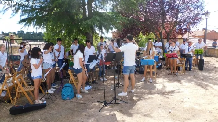 Fotos: la Banda Municipal de Golmayo cierra las fiestas de Fuentetoba con su estilo rompedor