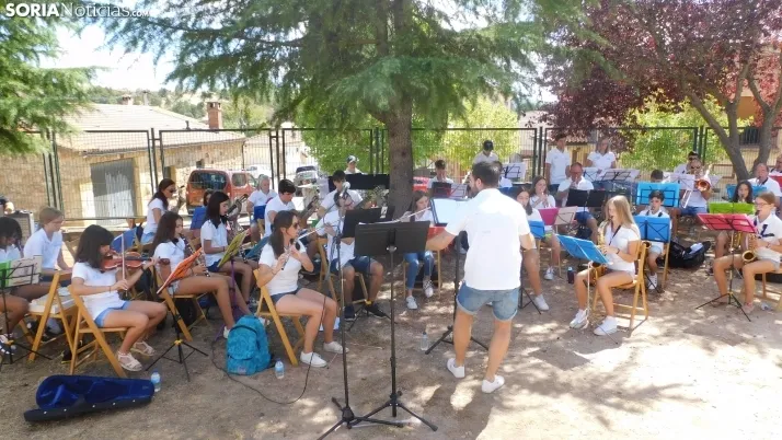 Fotos: la Banda Municipal de Golmayo cierra las fiestas de Fuentetoba con su estilo rompedor