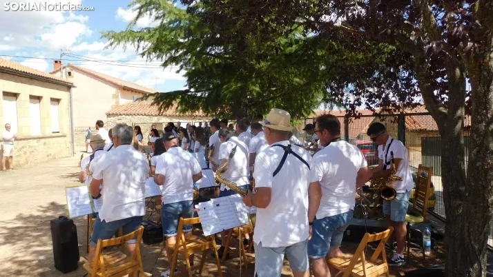 Fotos: la Banda Municipal de Golmayo cierra las fiestas de Fuentetoba con su estilo rompedor