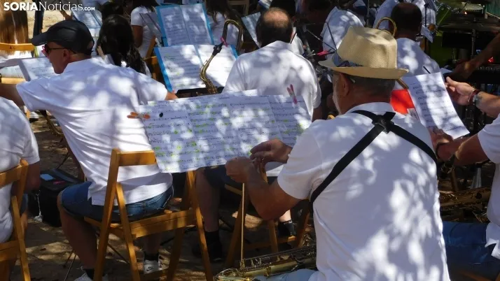Fotos: la Banda Municipal de Golmayo cierra las fiestas de Fuentetoba con su estilo rompedor