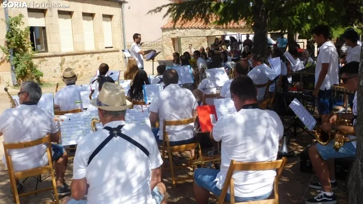Fotos: la Banda Municipal de Golmayo cierra las fiestas de Fuentetoba con su estilo rompedor