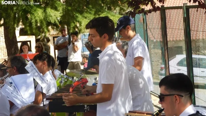 Fotos: la Banda Municipal de Golmayo cierra las fiestas de Fuentetoba con su estilo rompedor