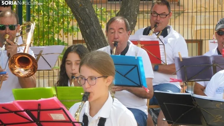 Fotos: la Banda Municipal de Golmayo cierra las fiestas de Fuentetoba con su estilo rompedor