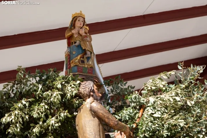 Fotos: ba&ntilde;o de masas a la Virgen de Inodejo en su romer&iacute;a 
